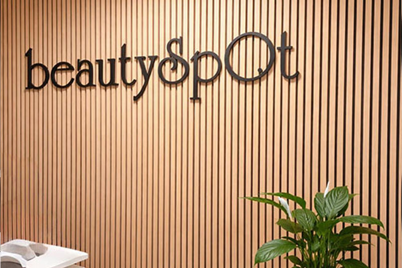 Beautyspot Kosmetikstudio Logo im Empfangsbereich des Kosmetikstudios in Hennef