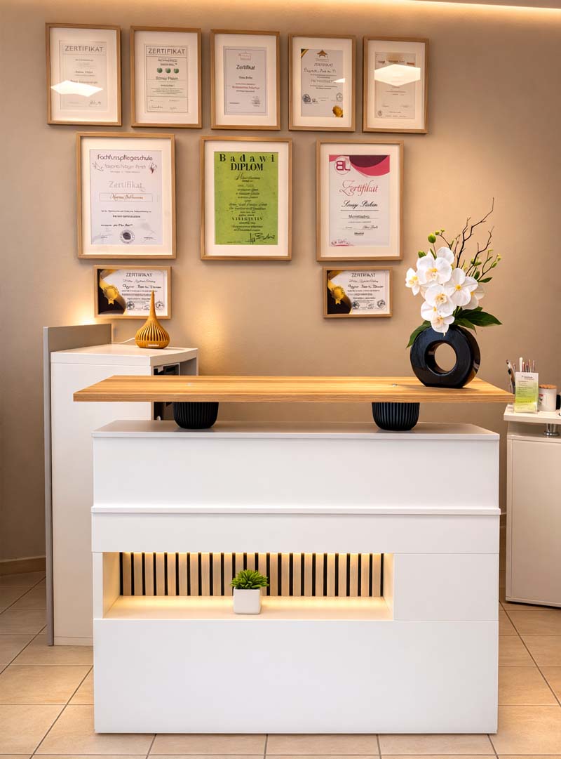 Rezeption im Kosmetikstudio Beautyspot in Hennef mit Zertifikaten an der Wand